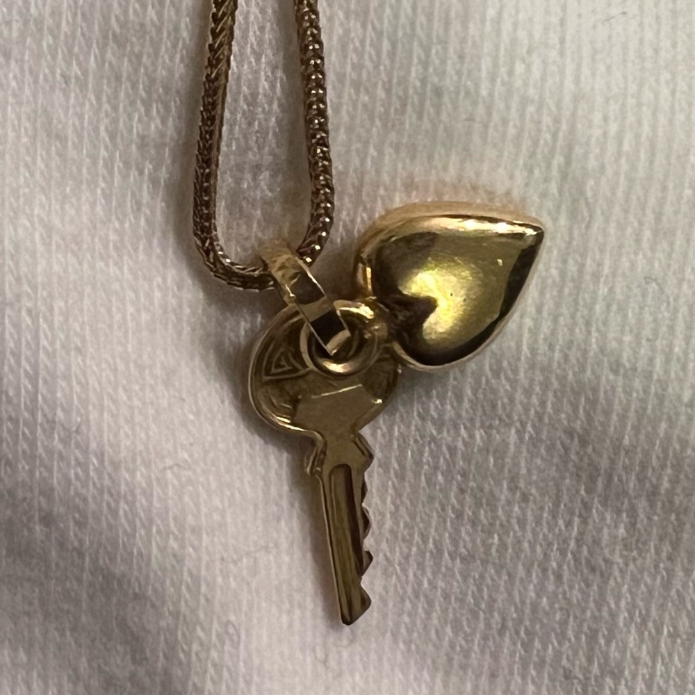 18k solid yellow Gold Heart and Key Pendant Necklace - Picture 10 of 11
